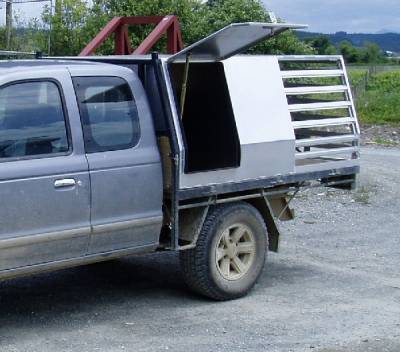 Each side door had a collapsible support stay  to hold it up